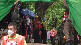 Integrantes de los equipos de rescate durante la jornada del lunes