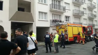 Los servicios de emergencias en la calle Richelieu de Pau, donde se ha producido el suceso.