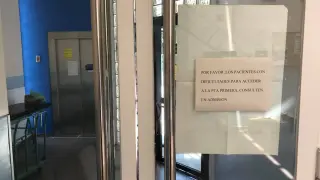 Uno de los carteles del centro de salud, mientras el ascensor estuvo averiado