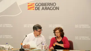 Los consejeros de Presidencia, Vicente Guillén, y de Derechos Sociales, Mariví Broto, en su comparecencia tras el Consejo de Gobierno, este viernes.