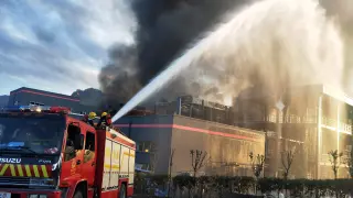 Los bomberos trabajan en las albores de extinción en la planta química de Yibin