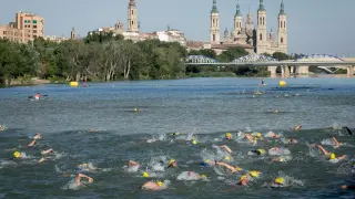 Participantes del Triatlón nadando en el Ebro.