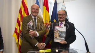 Firma del acuerdo para la reapertura del Canfranc. Javier Lambán y Alain Rousset el 1 de diciembre de 2017.