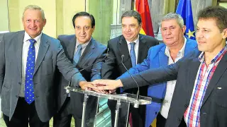 El ministro Luis Planas, con los máximos responsables de Cooperativas Agroalimentarias de España y de las organizaciones agrarias Asaja, UPA y COAG.