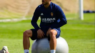 Javi Ros, subido en el balón grande sobre el que llevan a cabo los estiramientos los futbolistas del Real Zaragoza.