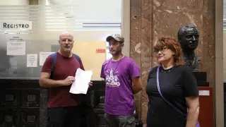 Tres representantes de las entidades firmantes, esta mañana en el registro del Ayuntamiento de Zaragoza.