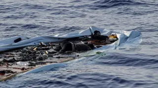 Open Arms encuentra a una mujer y un niño muertos y acusa a Libia de hundir el barco
