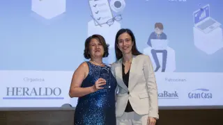 La gerente de Grancasa, Susana Betrán, entregó el premio a Mercedes Alonso-Genis, autora de 'MomDislexia'.