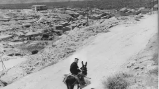Un campesino en burro en los alrededores de Fraga, hacia 1951.