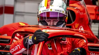 Vettel logra la 'pole' en casa, Sainz saldrá octavo y Alonso, undécimo