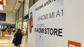 Exterior del local 'Mi Store' de Xiaomi, todavía cubierto.