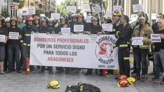 Protesta de los bomberos por las carencias de los servicios de Huesca