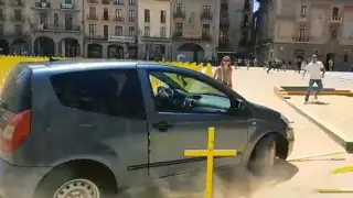 Un coche arrolla las cruces amarillas por los presos en la plaza de Vic