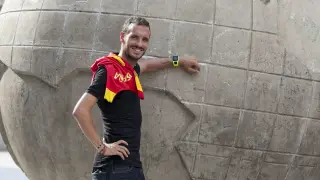 Toni Abadía posa con la camiseta de la selección española en las calles de Zaragoza