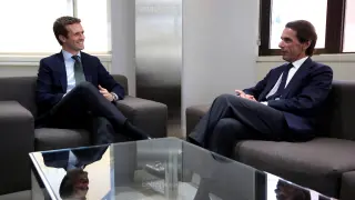 Pablo Casado y José María Aznar, durante el encuentro que han mantenido este lunes.