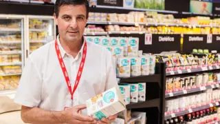 Mauro Rivas, responsable de Calidad del Grupo Eroski, sostiene uno de los productos sin gluten que vende la empresa.