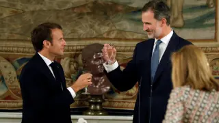 El Rey y el presidente Macron brindan en la cena