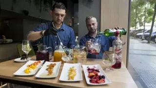 Oroel Sánchez (izda.) y Fran Martínez durante la elaboración de las cuatro variedades de sangría del restaurante Calanova.
