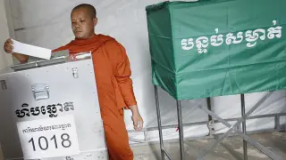 Un monje budista votando en Camboya