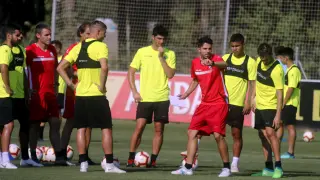 Adrián Sipán da instrucciones a algunos jugadores del Huesca.