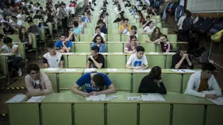 Examen de la Evau, antigua selectividad, en un aula de la Universidad de Zaragoza el pasado junio.