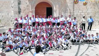 Los danzadores posaron al final de la jornada para una foto de familia después de recorrer todo el pueblo bailando con sus palos.