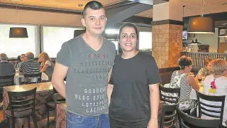 Óscar García y Ana Sancho, en el restaurante.