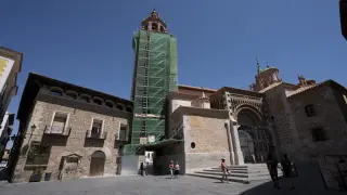 La torre de la Catedral de Teruel, cubierta de andamios para su restauración.