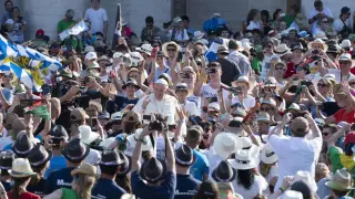 El papa Francisco rodeado de fieles en la plaza de San Pedro.