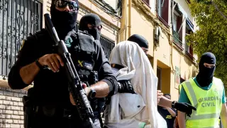 La Guardia Civil traslada a uno de los detenidos en Mataró.