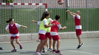 Imagen de archivo de niños aragoneses practicando deporte.