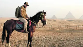 A caballo, durante una de sus aventuras en Egipto, con las pirámides al fondo.