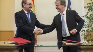 El presidente Javier Lambán y el alcalde Pedro Santisteve, en marzo de 2017, durante la firma del acuerdo de la ley de capitalidad.