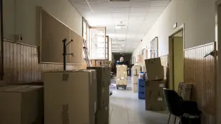 Un operario traslada cajas por el pasillo del edificio Cervantes, donde se reubicarán despachos de profesores