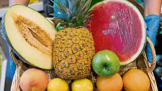 Cesta con una completa variedad de frutas para disfrutar en verano. Destaca en estas fechas el melón , la sandía, el melocotón y la nectarina. Toni Galán