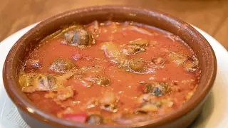 EL tradicional plato de caracoles con tomate, pimiento y cebolla.