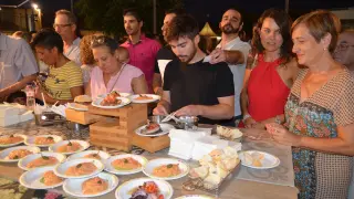 Degustando tapas y votando  en la Muestra Gastronómica del Festival Vino Somontano.