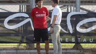 Lalo e Idiakez, a las 19.45 de este lunes sobre el césped de la Ciudad Deportiva, charlan juntos a solas antes del entrenamiento del Real Zaragoza, el primero de la semana.