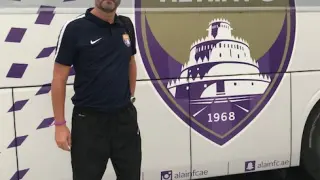 Luis Aragón posa con el escudo de su nuevo club en Emiratos