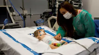 Vanesa cuida a su hija Roma, de ocho meses de edad, una de los dos trasplantadas hepáticas realizados por el procedimiento 'quirúrgico split'.