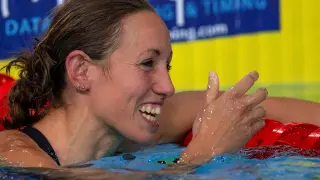 La nadadora española Jessica Vall celebra su plata.