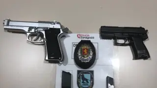 Las dos pistolas simuladas interceptadas por los agentes.