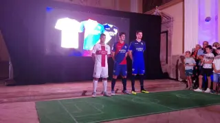 El portero Axel Werner, el delantero Cucho Hernández y el centrocampista Gonzalo Melero con las nuevas camisetas de la SD Huesca.