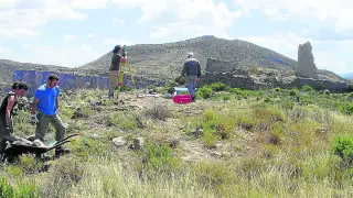 Los arqueólogos y peones durante los trabajos en el Cabezo.