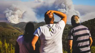 Varios vecinos observan las llamas en un incendio forestal declarado en Silves, en el Algarve portugués.