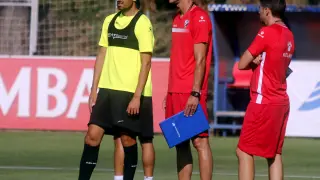 El centrocampista Juan Aguilera junto al técnico Leo Franco durante un entrenamiento de esta pretemporada.