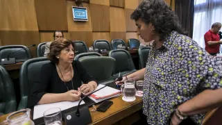 La concejal popular Reyes Campillo conversa con la vicealcaldesa Luisa Broto en el último pleno del Ayuntamiento.