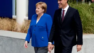 Pedro Sánchez y Ángela Merkel en una imagen del pasado mes de julio, durante al inicio de la cumbre de jefes de Estado de la OTAN en Bruselas.