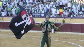 Padilla, en San Lorenzo 2016, portando una bandera de 'pirata'.