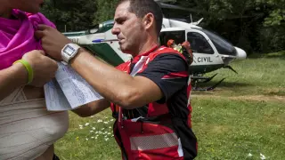Juan Pérez-Nievas atiende una luxación de hombro en el refugio de Góriz